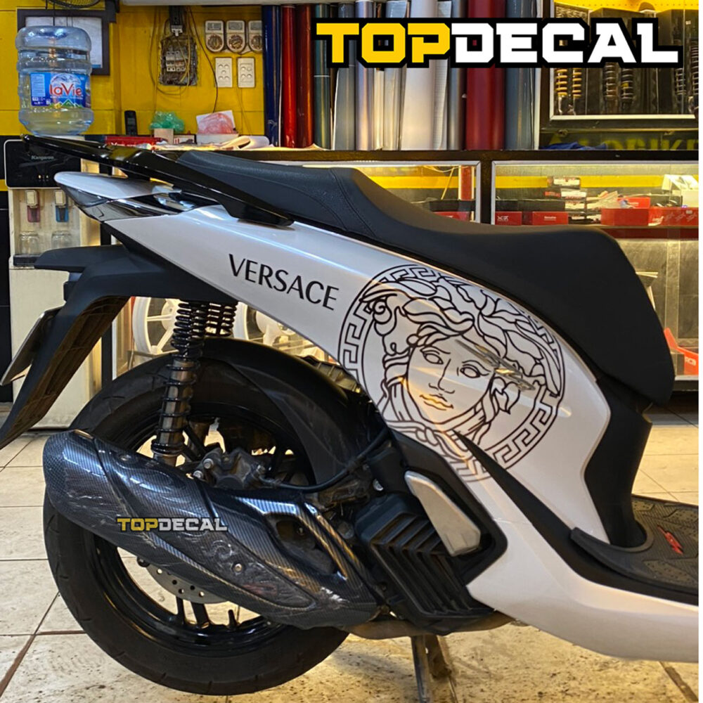 Dán xe Sh màu trắng ngọc trai phối tem Versace - Hình ảnh 6