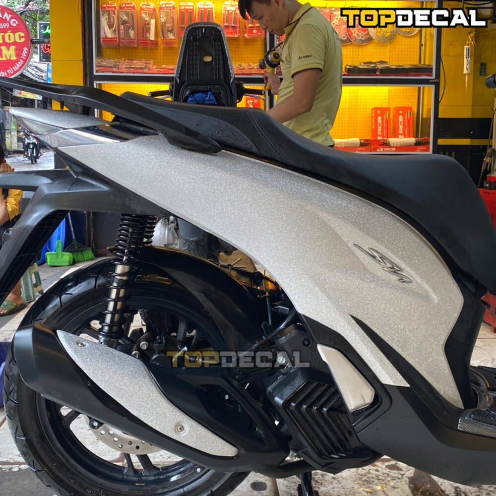 Dán xe Sh 350i màu nhũ trắng lấp lánh - Ảnh 3