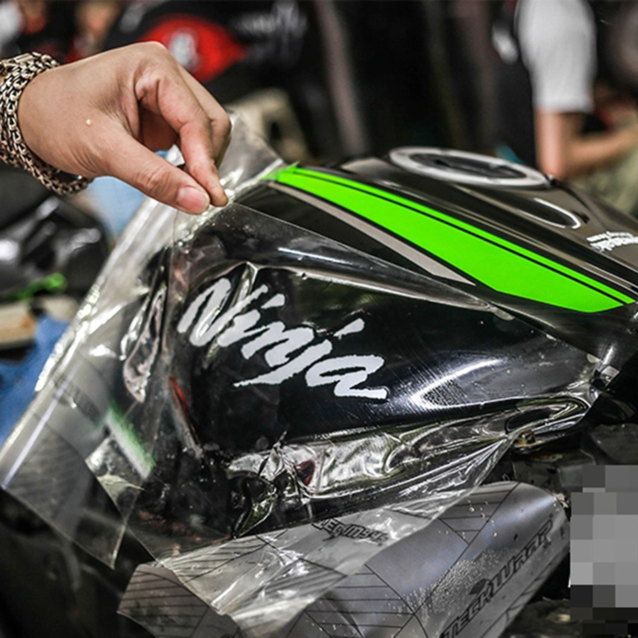 cách dán decal xe máy tại nhà