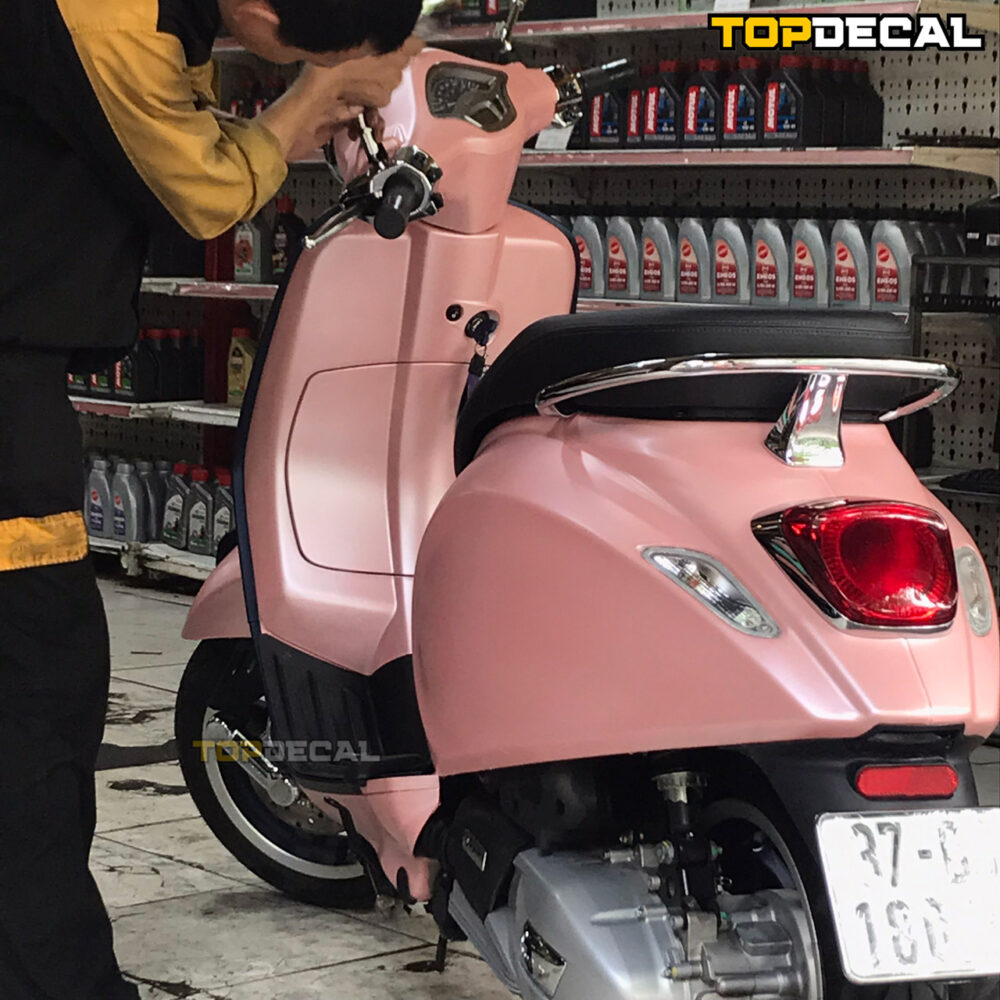 Dán xe Vespa màu hồng Satin sang trọng