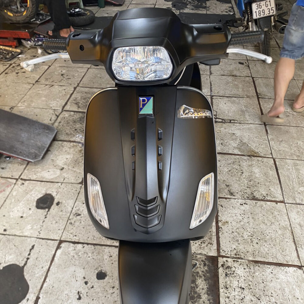 dán tem xe Vespa đen lì
