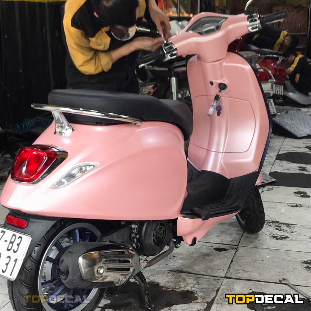 dán xe Vespa màu hồng satin - Hình ảnh 3
