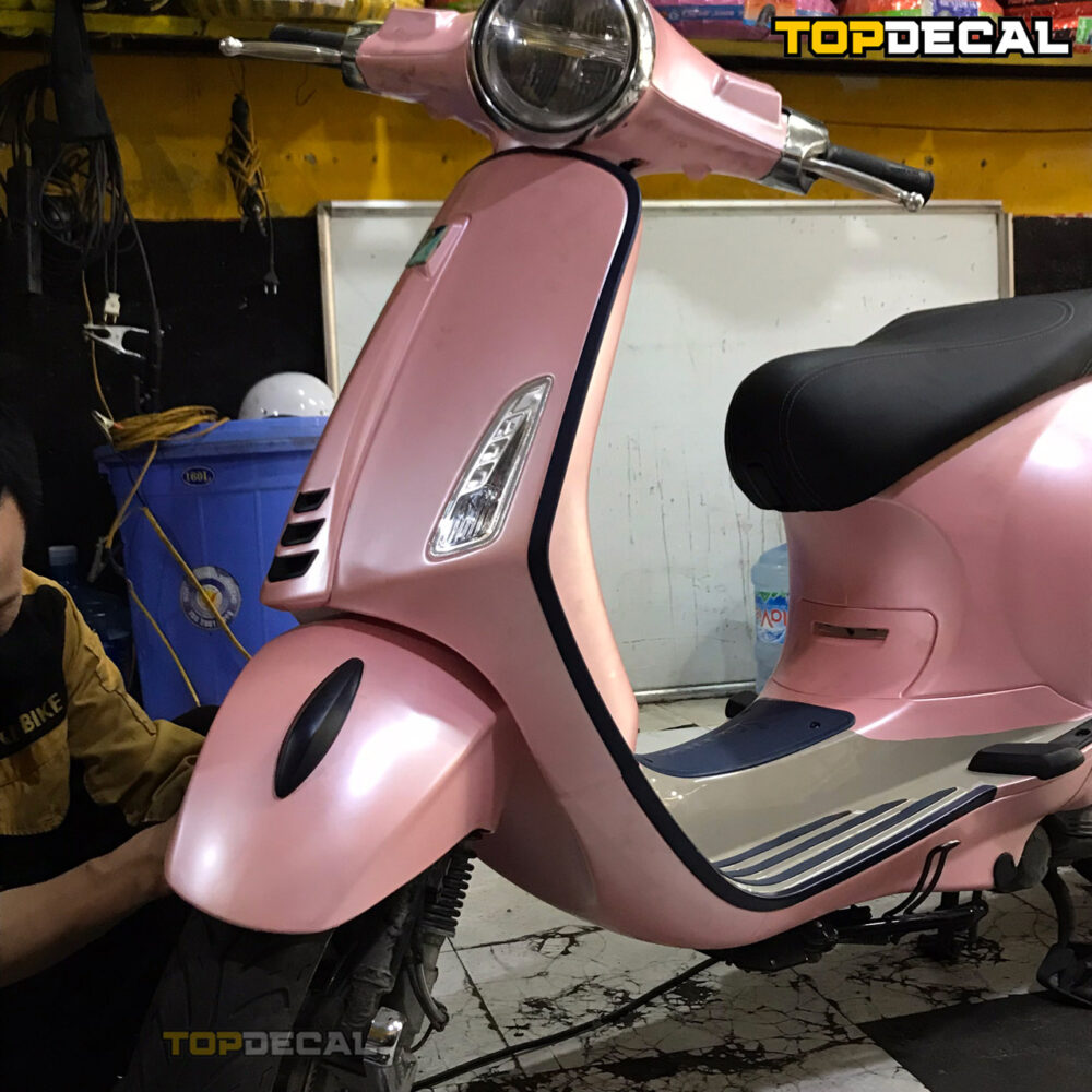 dán xe Vespa màu hồng satin - Hình ảnh 4