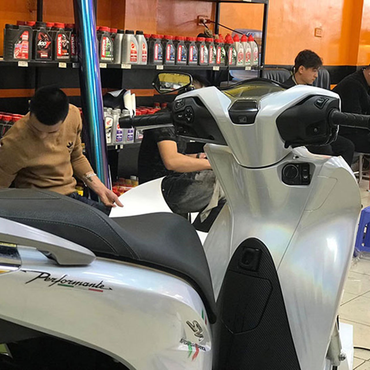 dán xe sh màu trắng