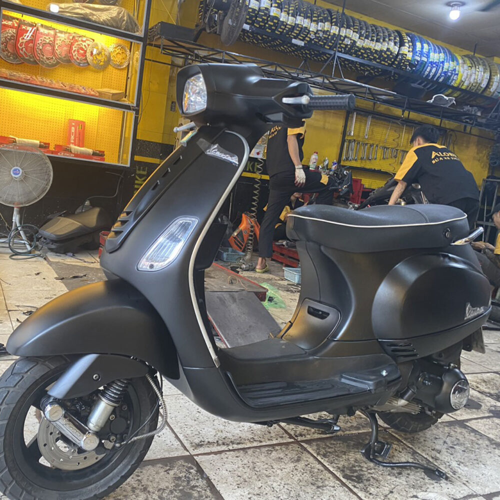 dán decal xe Vespa màu đen lì