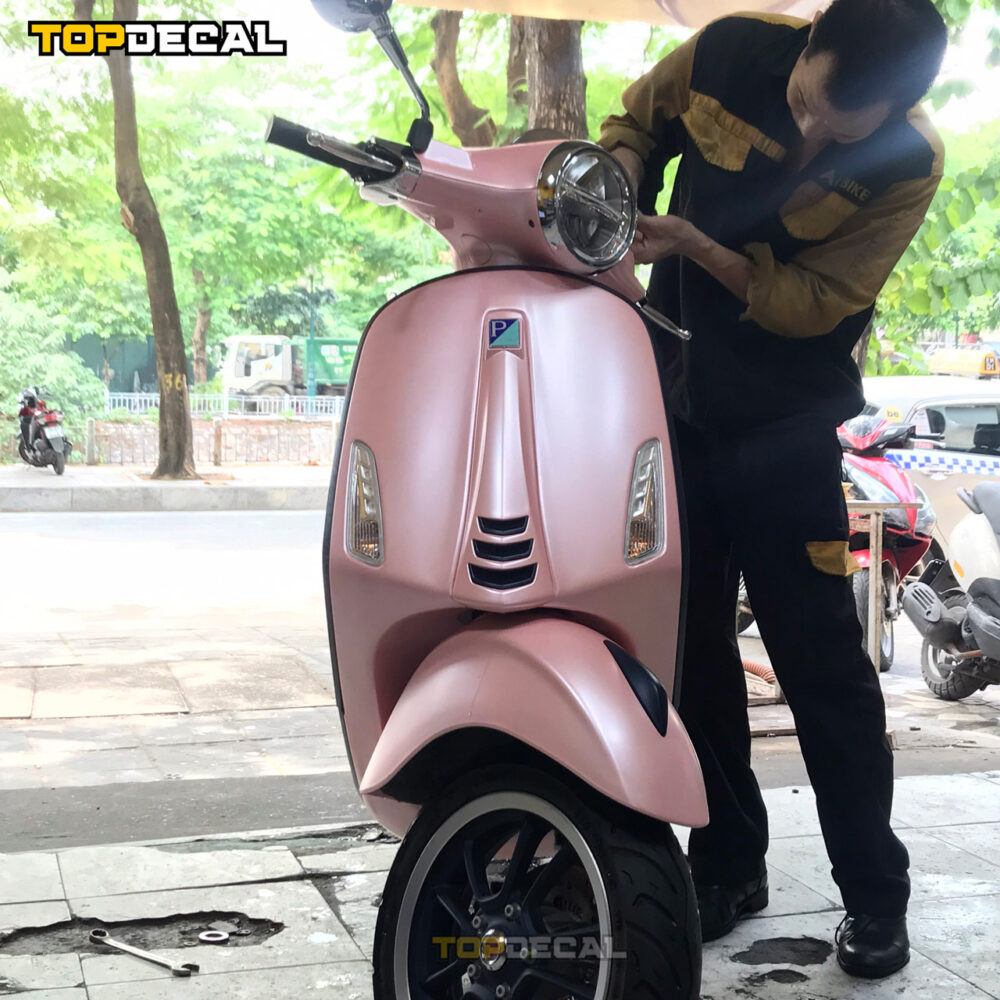 dán xe Vespa màu hồng satin - Hình ảnh 6