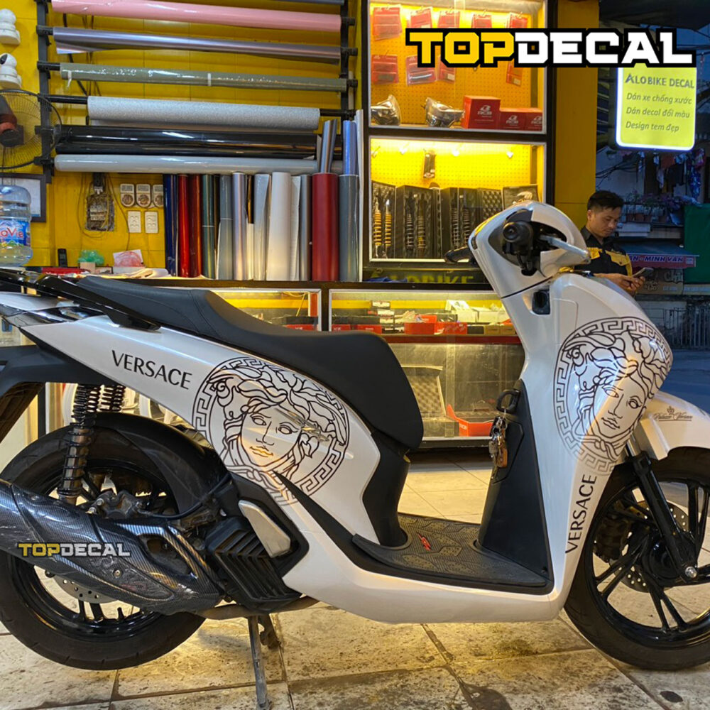 Dán xe Sh màu trắng ngọc trai phối tem Versace