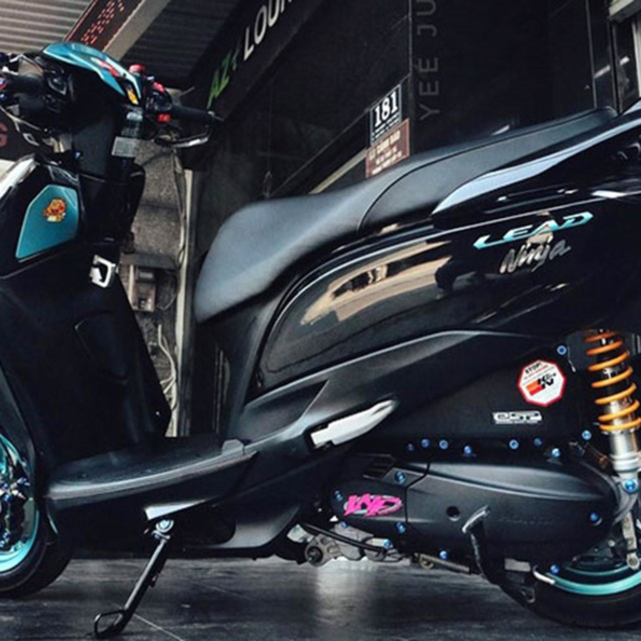 Mẫu dán decal xe lead đen bóng