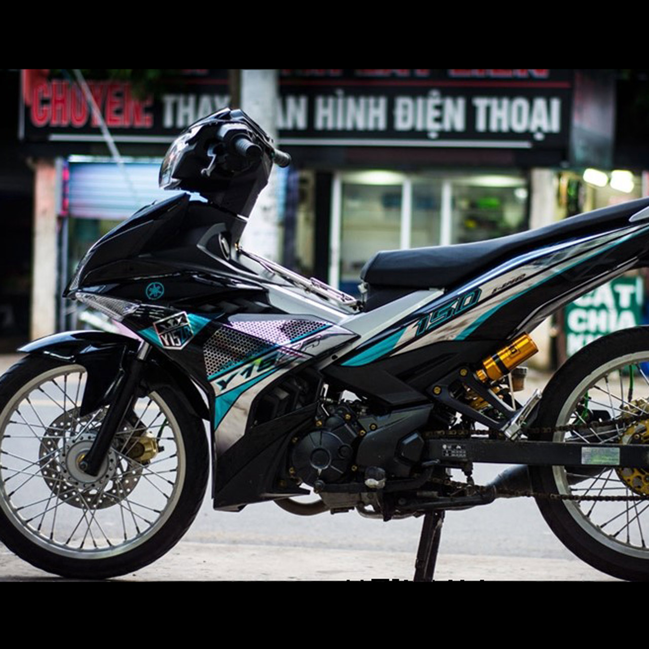 Tem trùm xanh đen chrome siêu bóng.