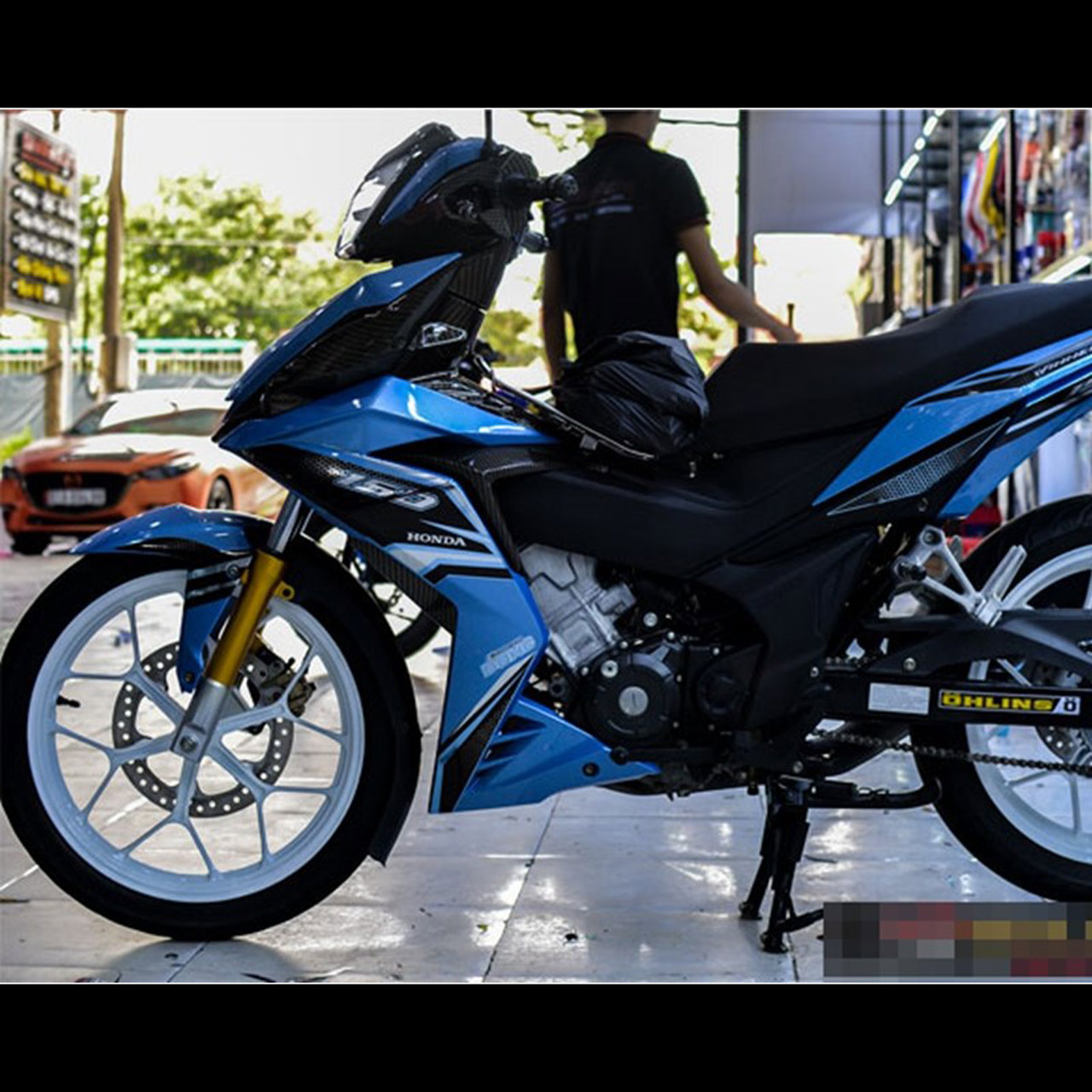 Một mẫu tem chrome xanh bạc cực chất.