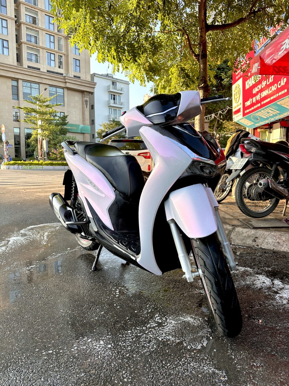 Dán xe Sh màu trắng ánh hồng hoa anh đào điểm đen - Hình ảnh 3