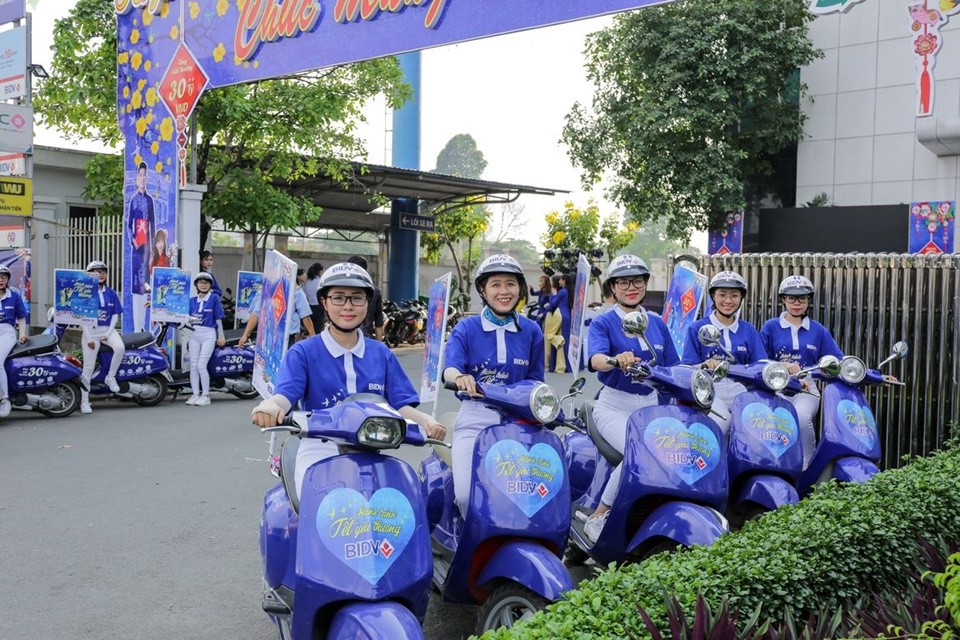 dán xe máy quảng cáo