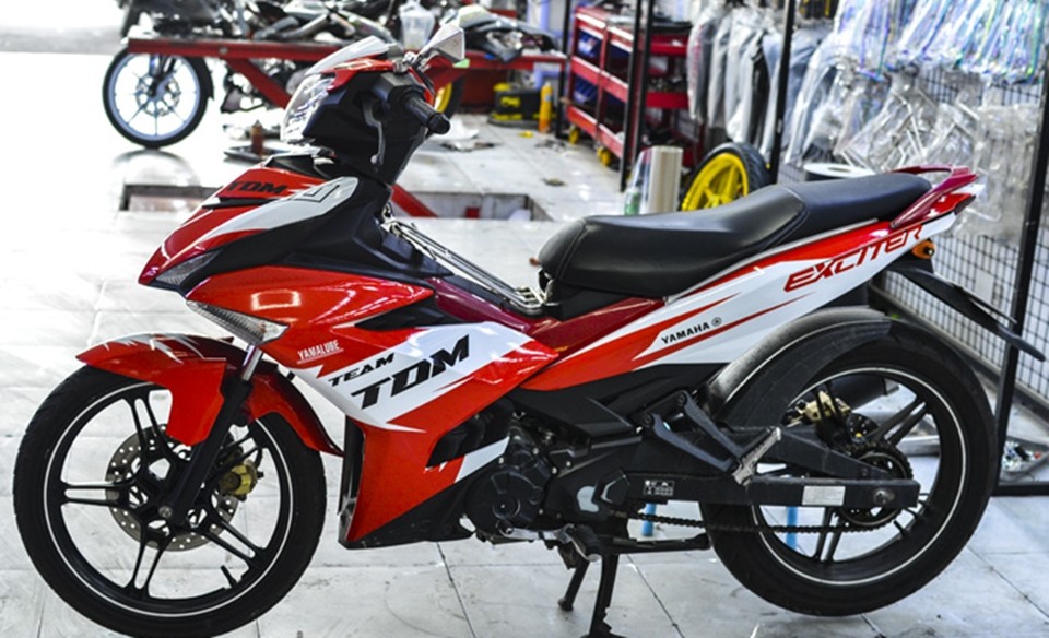 tem trùm exciter 150 trắng đỏ