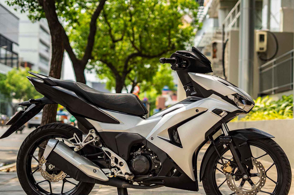 Dán xe Winner màu đen bạc